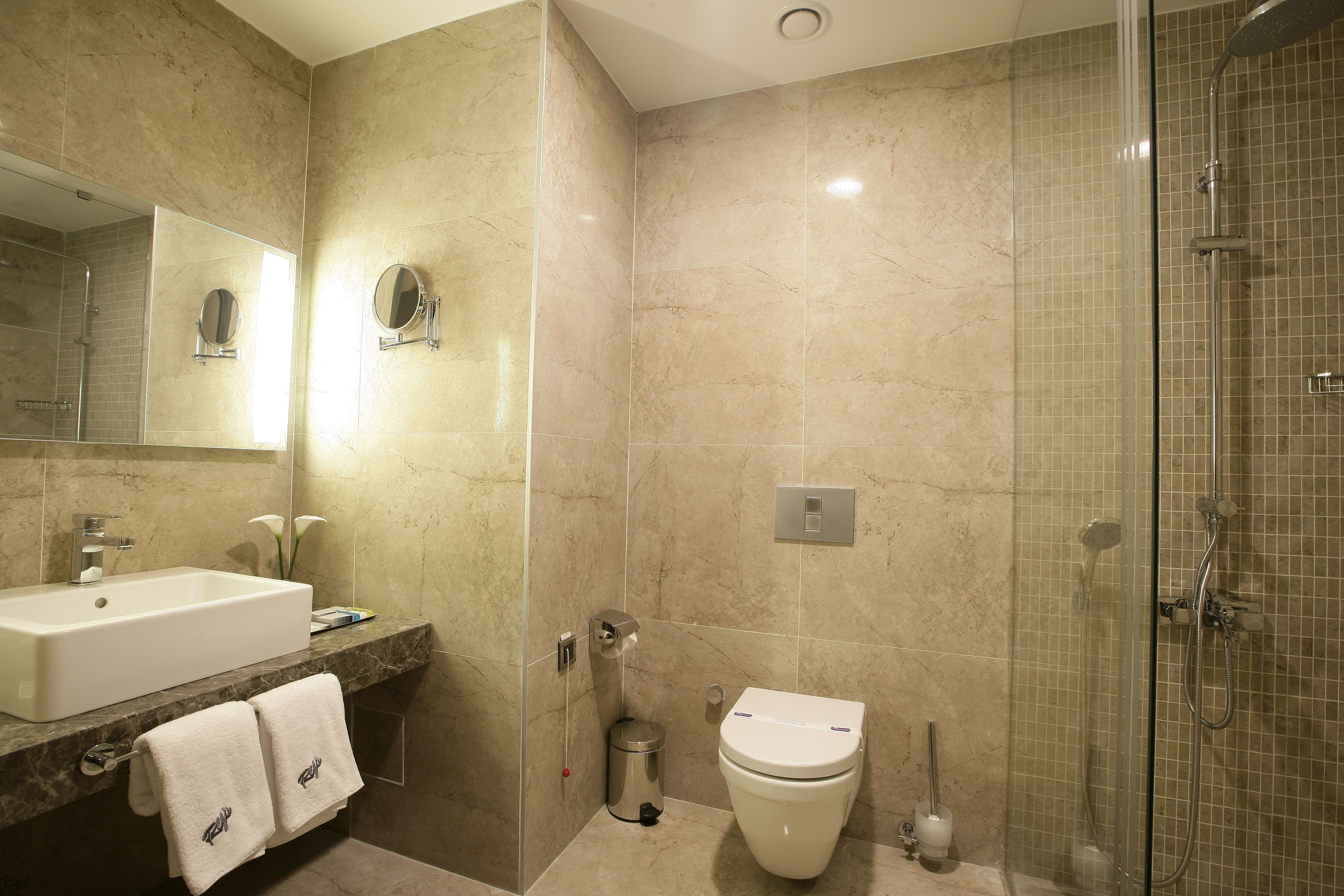 combined shower/bathtub, free toiletries, hair dryer, slippers