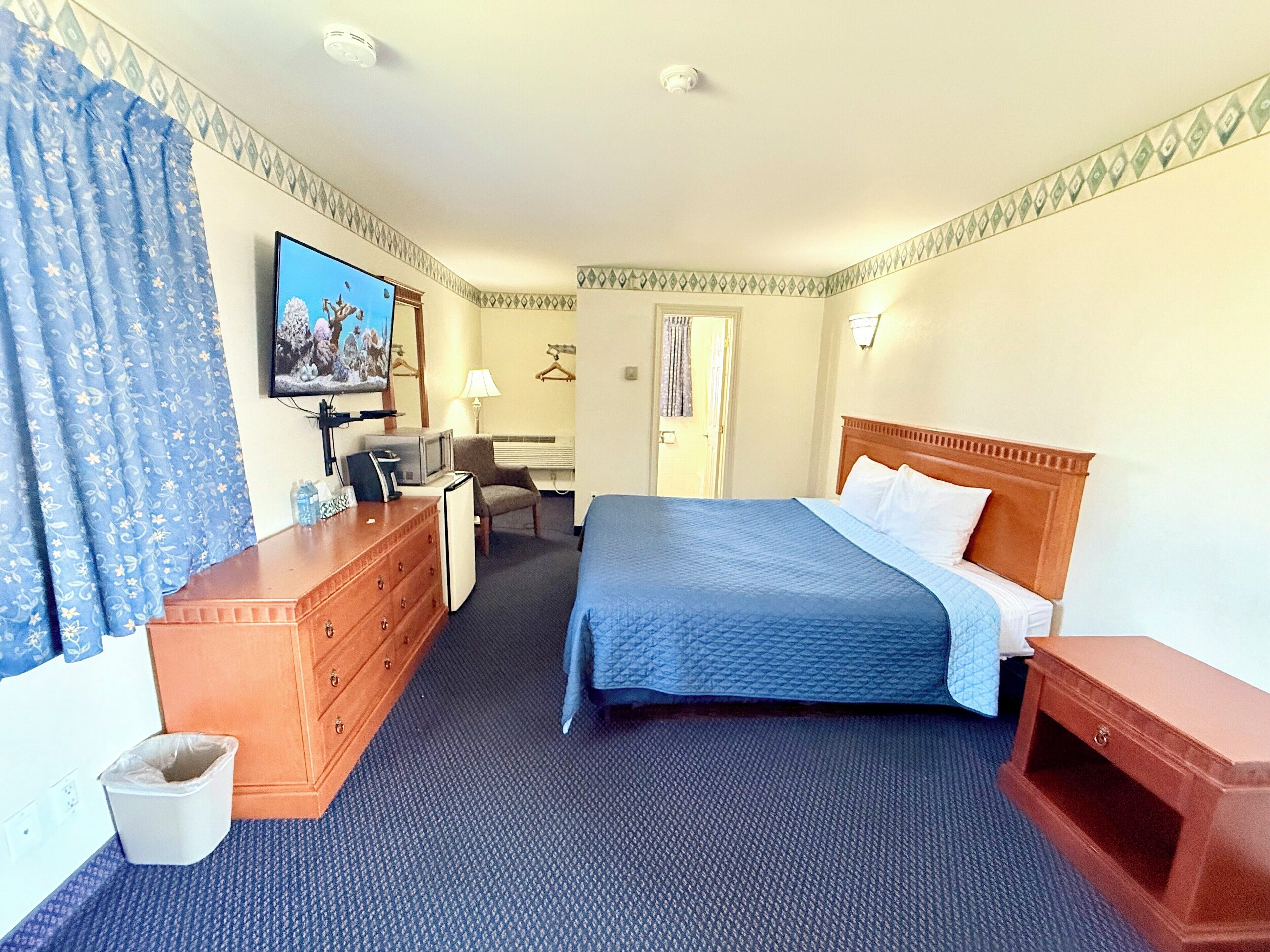 Room, 1 King Bed, Non Smoking | Desk, free WiFi