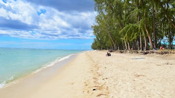 Nära stranden och vit sandstrand