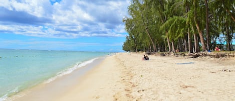 Una spiaggia nelle vicinanze, sabbia bianca