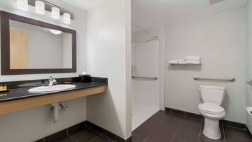 Une salle de bain moderne avec un lavabo, un miroir et des toilettes.