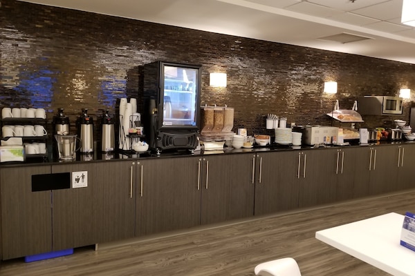 Café da manhã com buffet grátis todos os dias