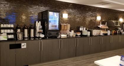 Best Western Plus Airport Inn & Suites