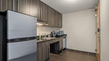 1 bedroom, pillowtop beds, desk, laptop workspace