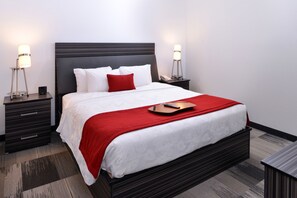 Suite, 1 kingsize bed met slaapbank, niet-roken | 1 slaapkamer, pillowtop-bedden, een bureau, een laptopwerkplek