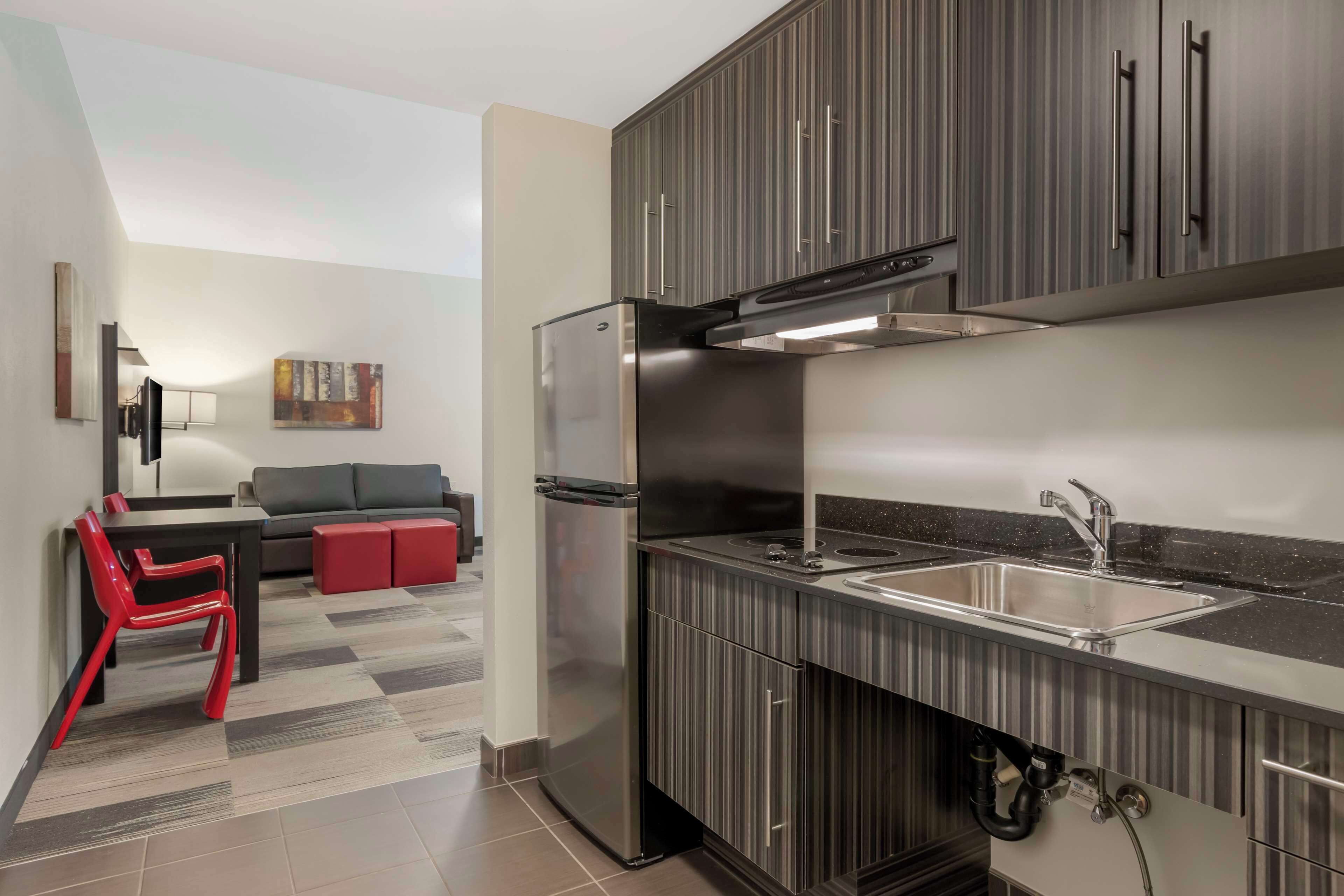 1 bedroom, pillow-top beds, desk, laptop workspace