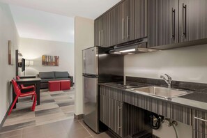 Pillowtop beds, desk, laptop workspace, iron/ironing board - Best Western Plus Airport Inn & Suites (Saskatoon)