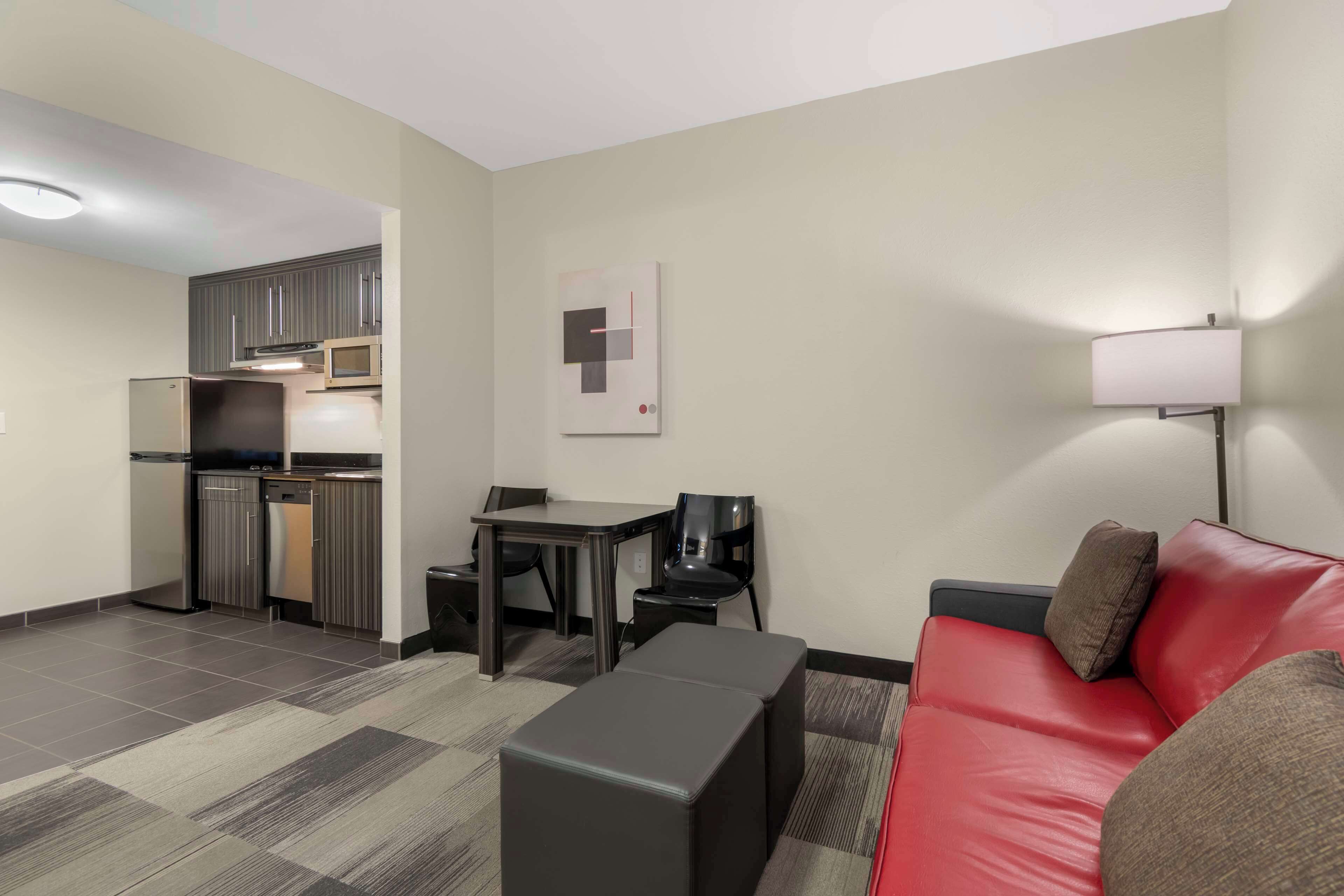 standard room, 1 queen bed, non smoking, kitchen (pet friendly, sofabed, full kitchen) | 1 bedroom, pillow-top beds, desk, laptop workspace