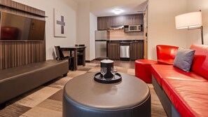Suite, 1 kingsize bed, niet-roken, keuken (with Sofabed, Full Kitchen) | 1 slaapkamer, pillowtop-bedden, een bureau, een laptopwerkplek