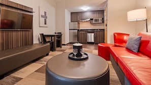 Suite, 1 kingsize bed, niet-roken, keuken (with Sofabed, Full Kitchen) | 1 slaapkamer, pillowtop-bedden, een bureau, een laptopwerkplek