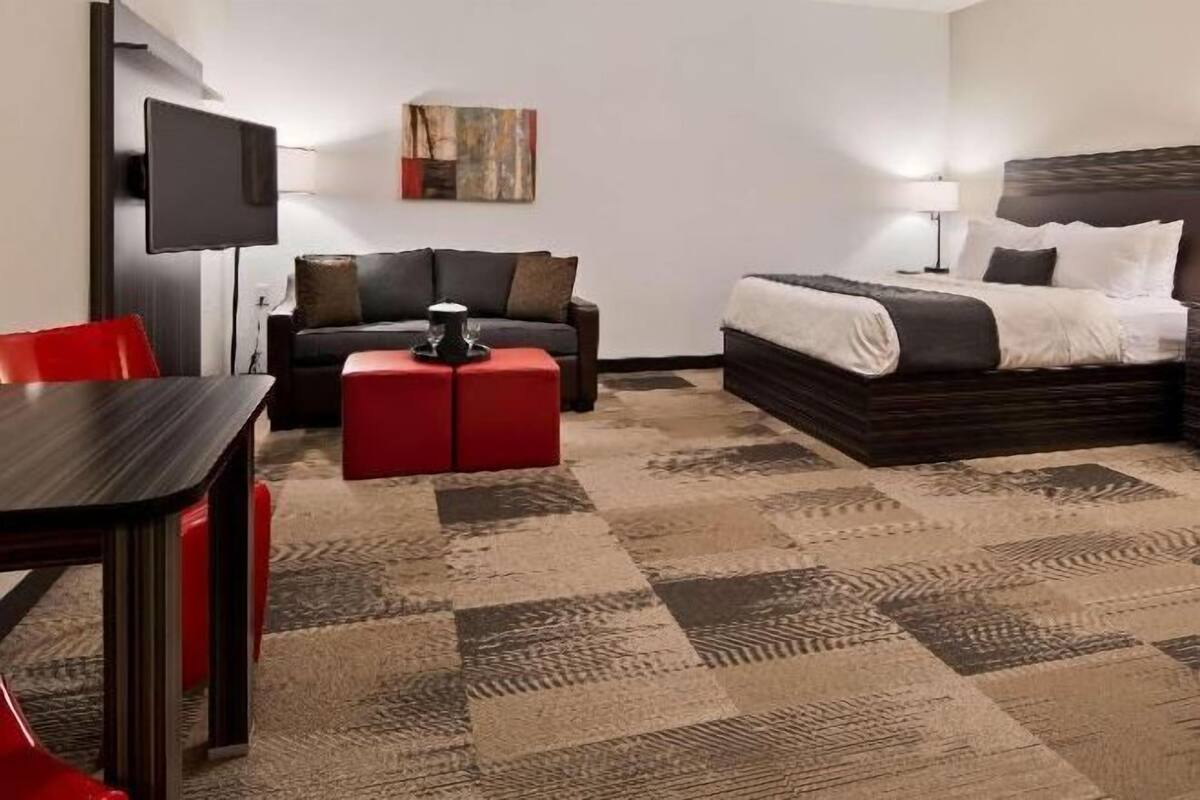 1 bedroom, pillowtop beds, desk, laptop workspace