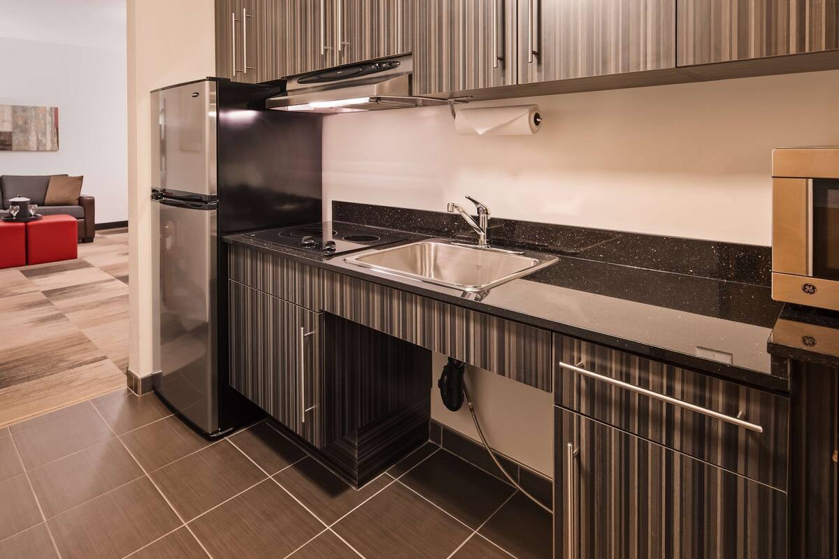 1 bedroom, pillow-top beds, desk, laptop workspace