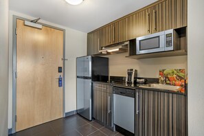 Standardzimmer, 2 Queen-Betten, Nichtraucher, Küche (with Sofabed, Full Kitchen) | 1 Schlafzimmer, Pillowtop-Betten, Schreibtisch