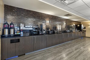 Buffet déjeuner gratuit tous les jours