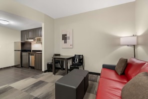 Standaard kamer, 1 kingsize bed, niet-roken, keuken (with Sofabed, Full Kitchen) | 1 slaapkamer, pillowtop-bedden, een bureau, een laptopwerkplek