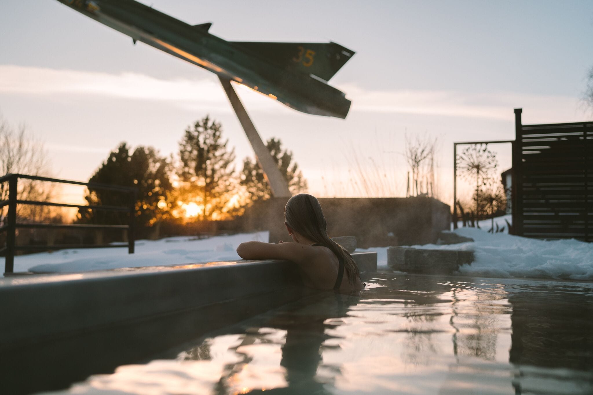 Una piscina cubierta, una piscina al aire libre