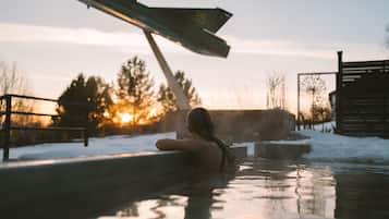 Una piscina cubierta, una piscina al aire libre