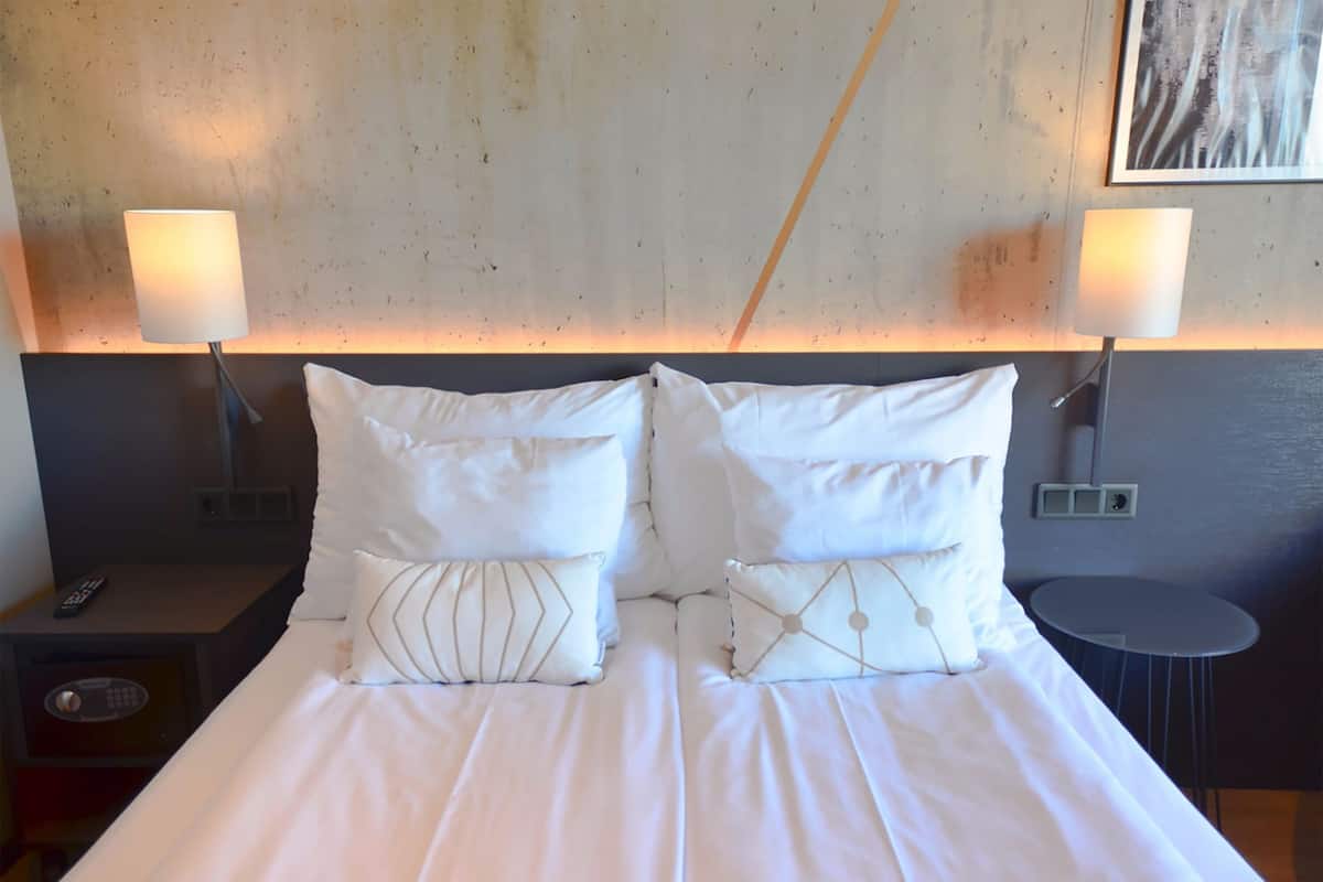 Een kluis op de kamer, een bureau, verduisterende gordijnen, babybedden