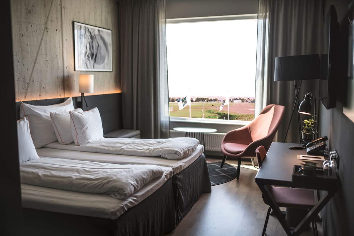Een kluis op de kamer, een bureau, verduisterende gordijnen, babybedden