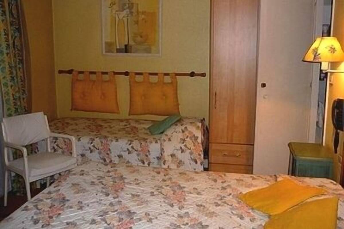 Standard Triple Room | Desk, cots/infant beds, rollaway beds, free WiFi
