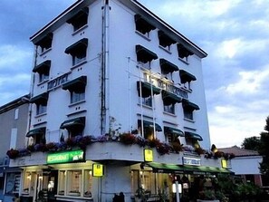 Fassade der Unterkunft – Abend/Nacht