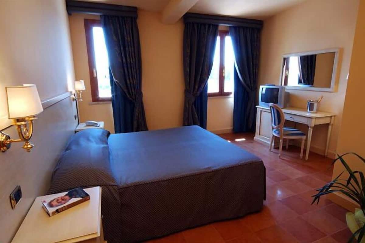 Minibar, escritorio, sistema de insonorización y wifi gratis