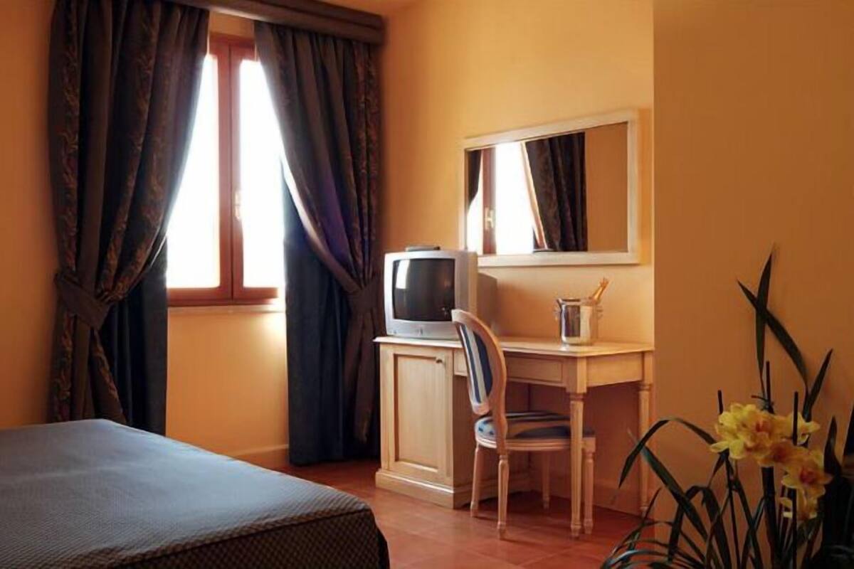 Minibar, desk, soundproofing, free WiFi