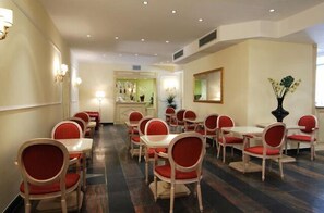 Tägliches Frühstücksbuffet gegen Gebühr