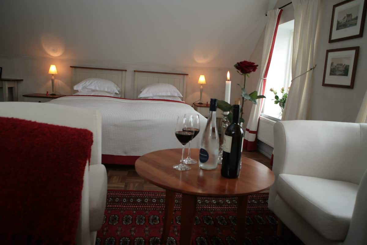 1 bedroom, premium bedding, desk, blackout curtains