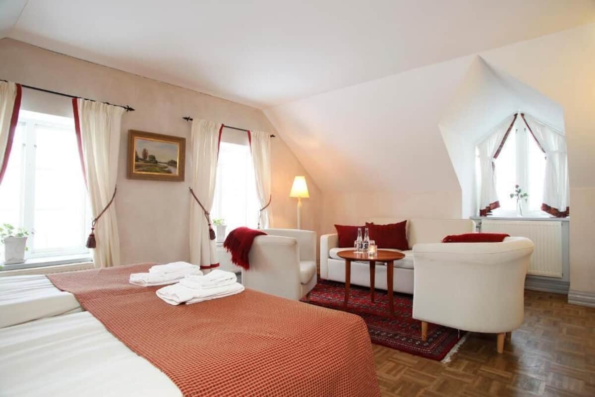 1 bedroom, premium bedding, desk, blackout curtains