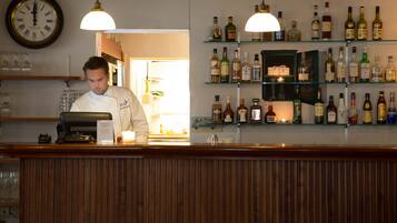 Bar (trong khuôn viên)