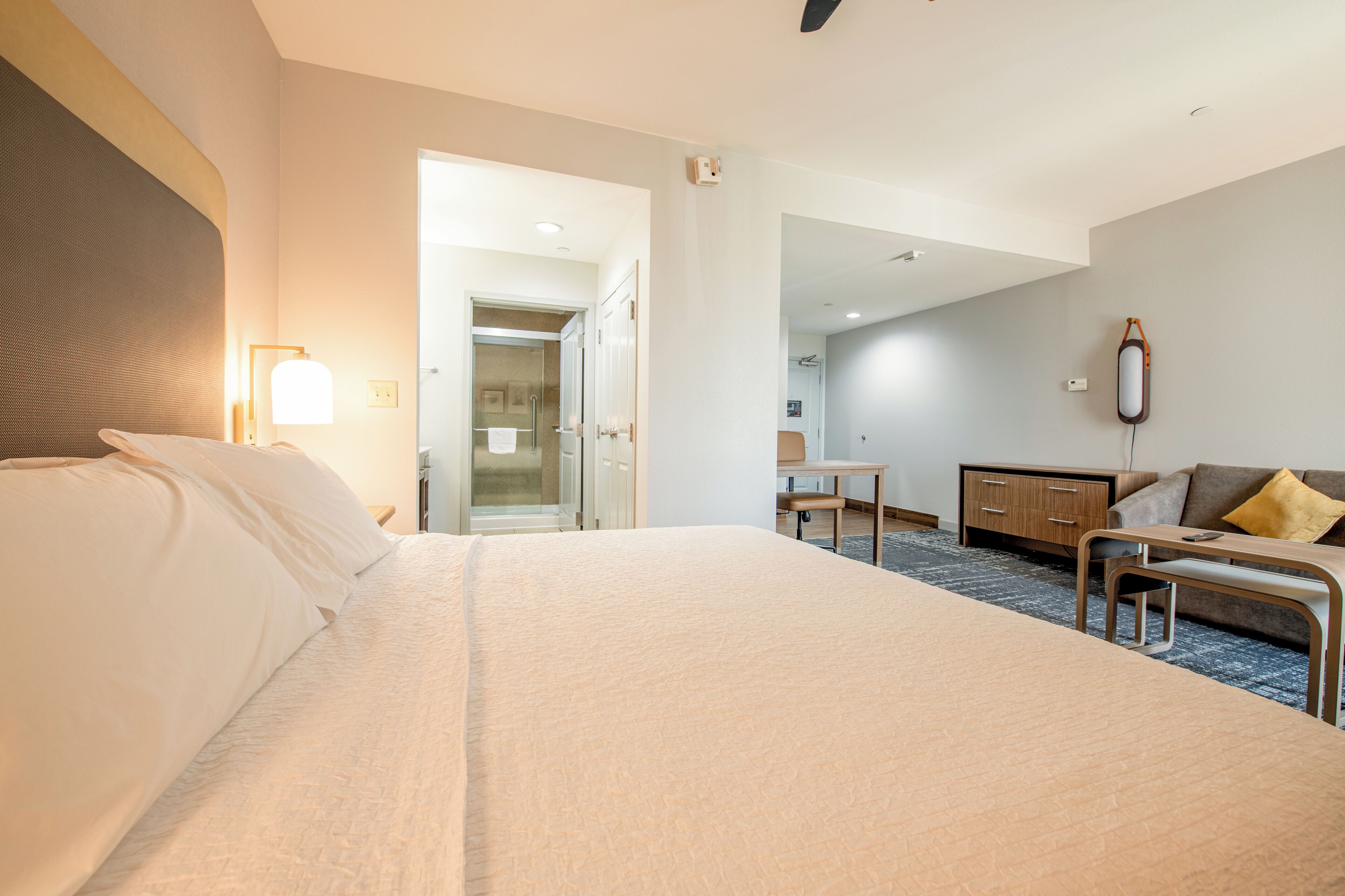 Ropa de cama de alta calidad y caja de seguridad en la habitación 