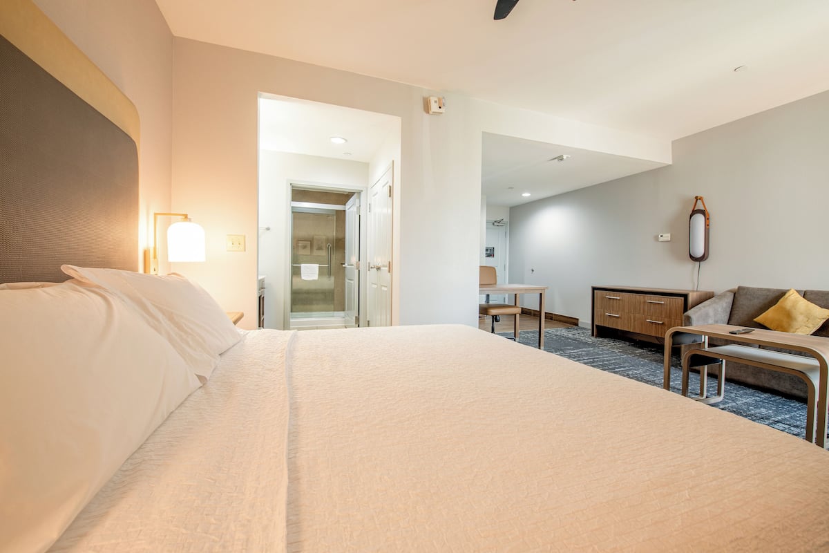 Luxe beddengoed, een kluis op de kamer, een bureau, een laptopwerkplek