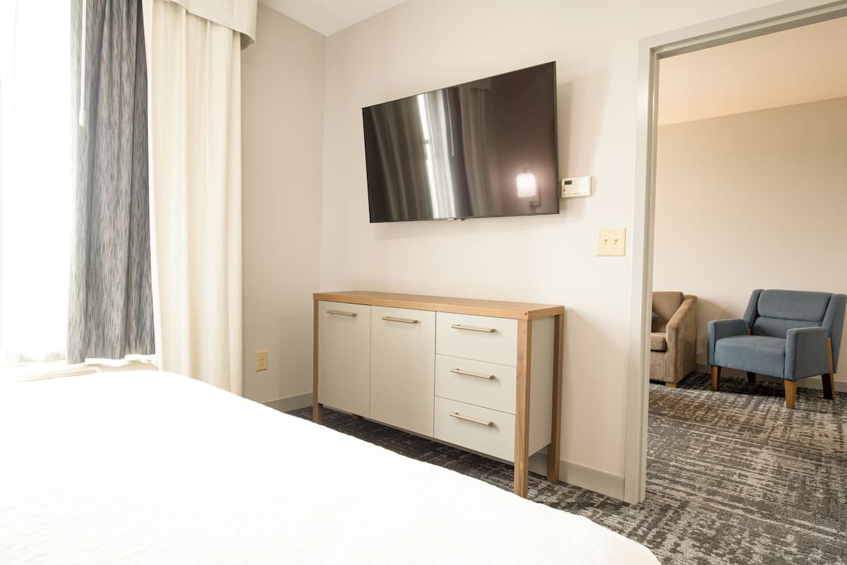 Luxe beddengoed, een kluis op de kamer, een bureau, een laptopwerkplek