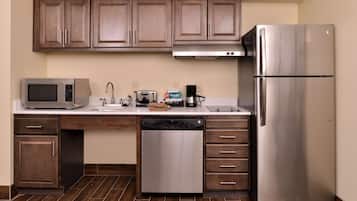 Studio, Accessible, Bathtub | Private kitchen | Full-size fridge, microwave, oven, stovetop