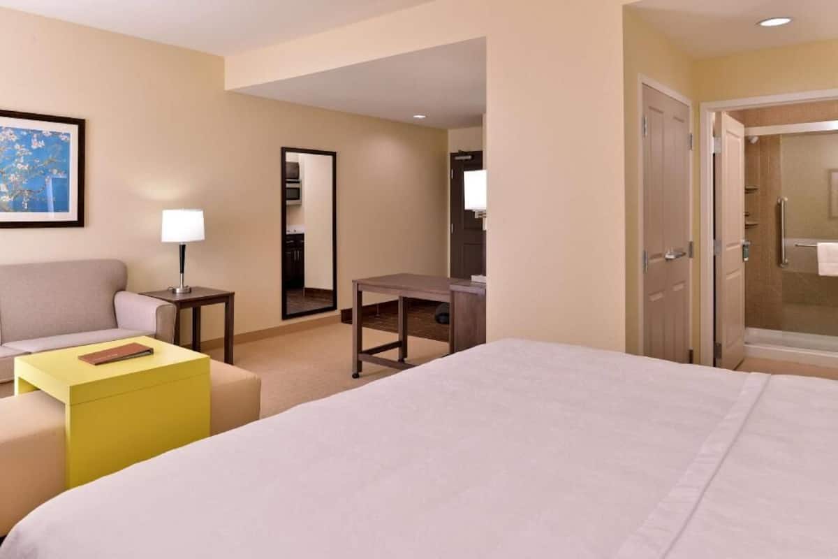 Hochwertige Bettwaren, Zimmersafe, Schreibtisch