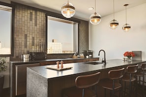 Suite | Premium bedding, in-room safe, blackout drapes, iron/ironing board - Hotel Vandivort (Springfield)