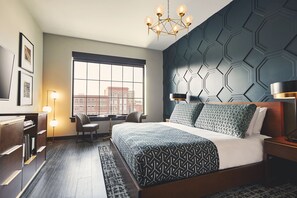 غرفة - سرير ملكي | أغطية فراش متميزة وخزنة داخل الغرفة وستائر تعتيم ومكواة/لوح كي