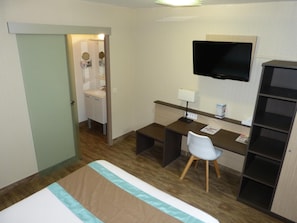 Desk, soundproofing, iron/ironing board, free WiFi - Hôtel Arbor (Mulsanne)