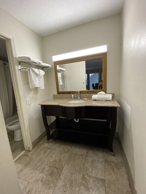 Bañera y ducha independientes, secador de pelo y toallas