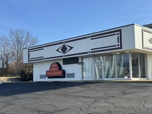 Front of property - Red Carpet Inn & Suites (Danville)