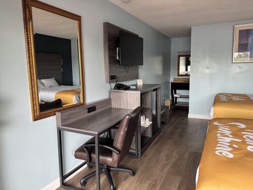 Red Carpet Inn & Suites