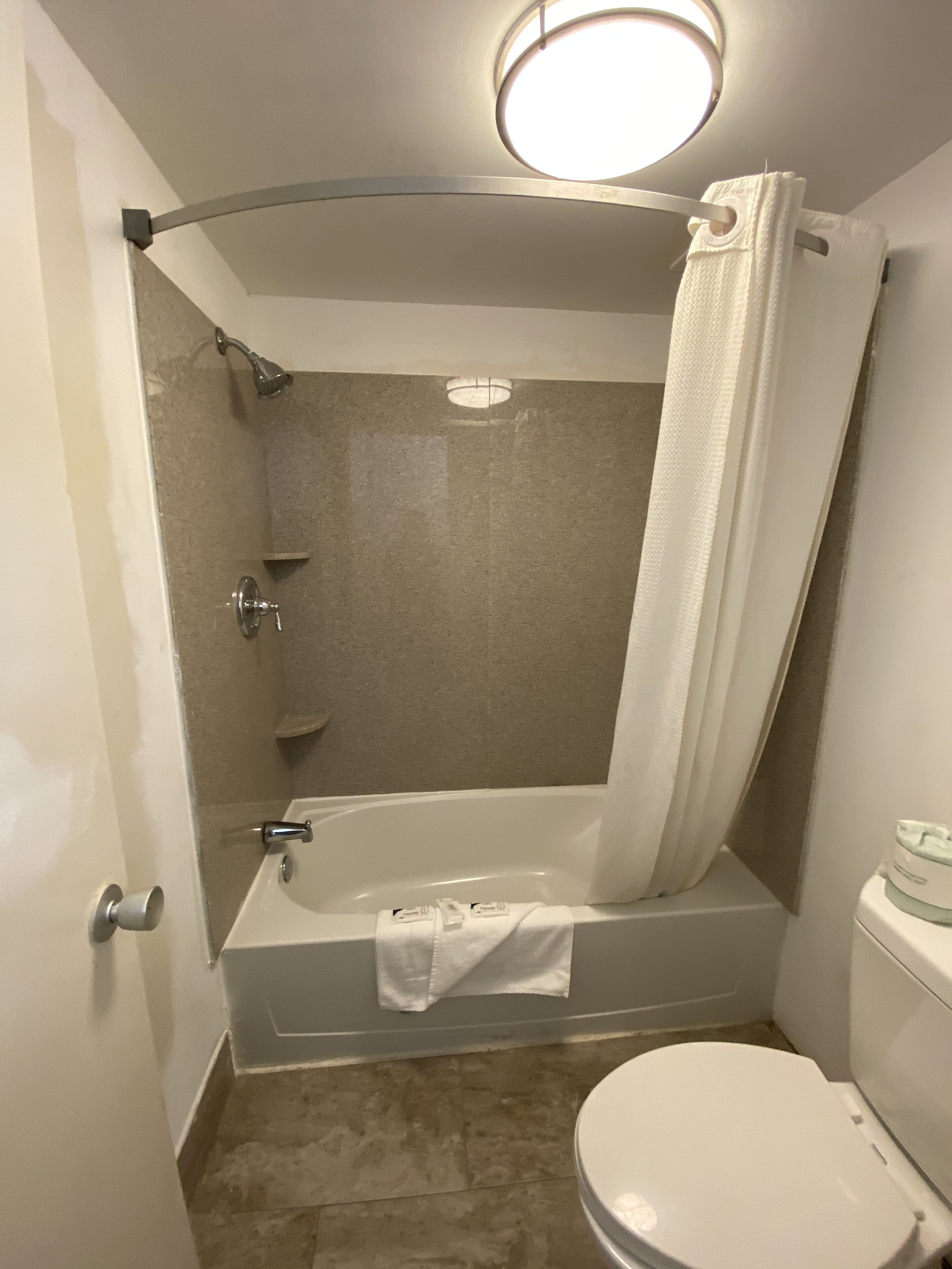 Un baño con bañera, inodoro y ducha.