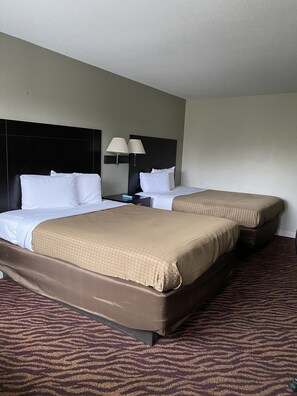 Escritorio, tabla de planchar con plancha y cunas gratuitas 