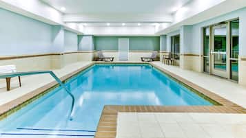 Inomhuspool med öppettider 10.00 till 22.00, och solstolar
