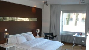 Escritorio, tabla de planchar con plancha, wifi gratis y ropa de cama 