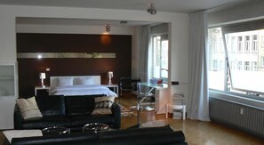 Desk, iron/ironing board, WiFi (free), bed sheets - Residentie Continental (Antwerp)