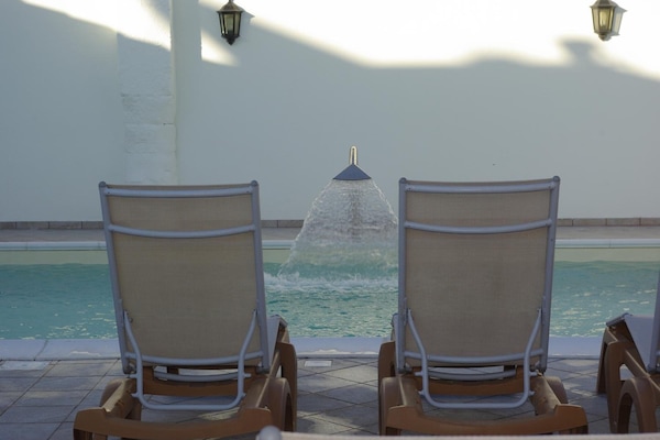 Una piscina al aire libre (de 08:30 a 20:30), sombrillas, tumbonas