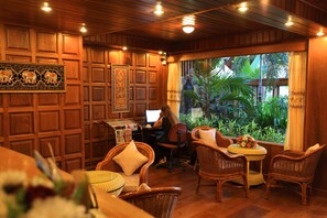 Área de estar no saguão