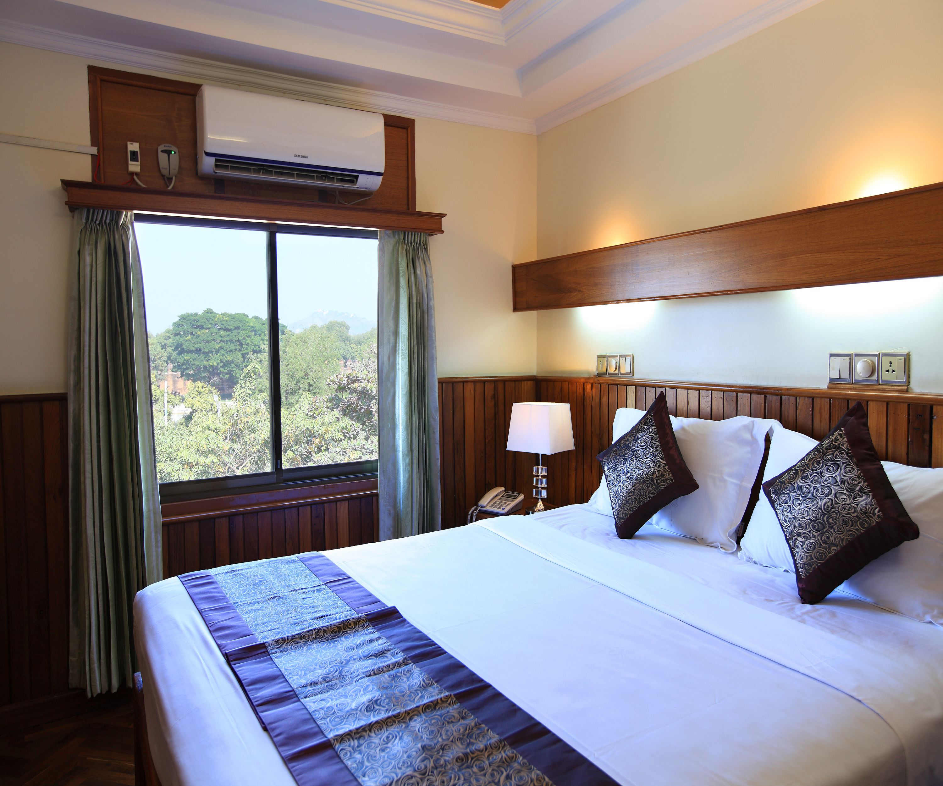 Standard Room | Minibar, in-room safe, desk, blackout drapes